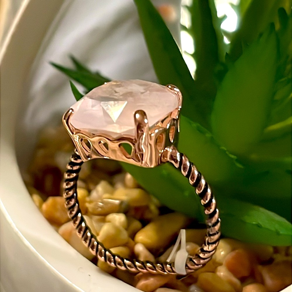 🌷Olive&ivy® A Beauty in Rose Gold Plated Authentic Rose Crystal Size 8🌷